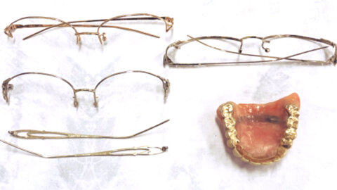 金のメガネフレーム、金歯